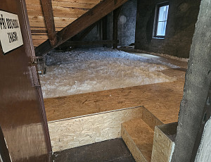 Zateplení stropu bytového domu pomocí foukané izolace